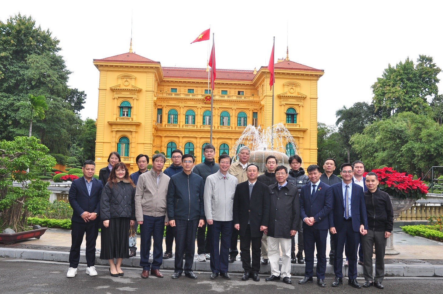 Đoàn VC-NLĐ Bệnh viện Viếng Chủ tịch Hồ Chí Minh và thăm quan khu ở của Người